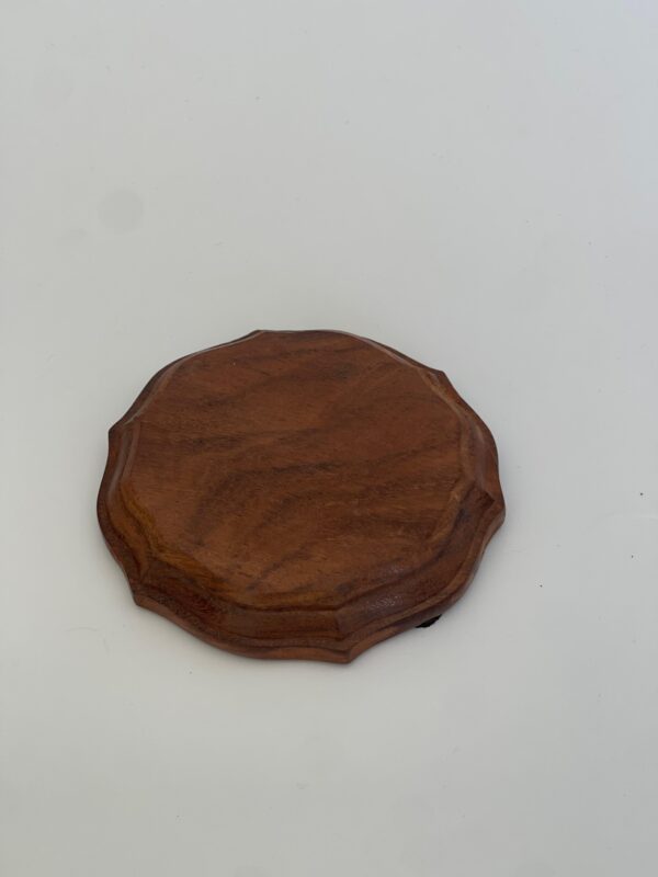 Base de madera pequeña