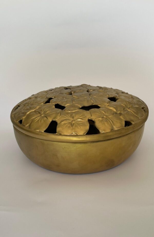 Cofre dorado redondo de porcelana