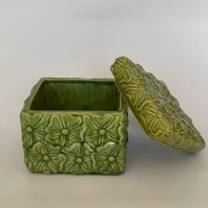 Cofre cuadrado verde en porcelana